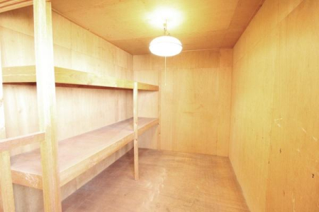 ���̑����� �R�K�̎��[�X�y�[�X�I�����̂��镨���\���ɒu����X�y�[�X������܂��B
�o���R�j�[�ɂȂ����Ă���̂ŁA�J�̓��ɂ͊O�ɏo�Ă�����̂������ɂ��܂��܂��B