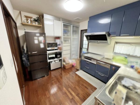 �L�b�`�� �L���L�b�`���͗��������₷���Ƒ��F�ŁA�������y���߂܂��B
�_�C�j���O�ƃ��r���O�ɂ��邲�Ƒ����A�L�b�`�����猩�n���₷���̂ŁA�R�~���j�P�[�V���������₷���ł���
