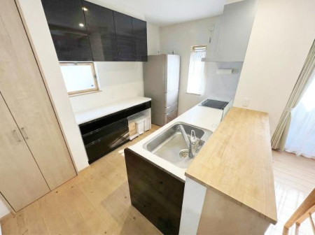 �L�b�`�� �ΖʃL�b�`���Ȃ̂Ń��r���O�ƈ�̊�������A�L�X�Ƃ�����Ԃ̒��Ŋy�����H���₨�َq��肪�o���܂��ˁ�
���f�ڎʐ^�͉Ƌ�⏬�����������C���[�W�ł��B�����ƈقȂ�ꍇ������܂��B
