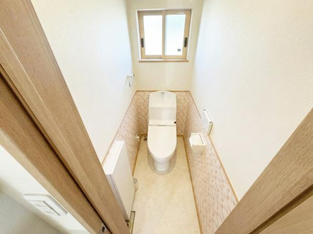 �g�C�� �������֍��t���̃g�C���ŁA��N��ʂ��ĉ��K�ɂ����p�ł��܂��B
���f�ڎʐ^�͉Ƌ�⏬�����������C���[�W�ł��B�����ƈقȂ�ꍇ������܂��B