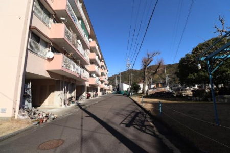 ���̑����n �쑤�O�ʓ��H
�x�����_���쑤�œ�������ǍD�ł���