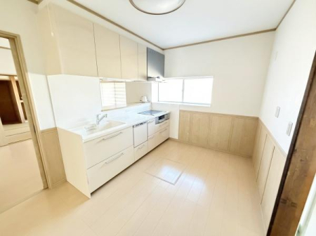 �L�b�`�� �P�K�L�b�`���̓��r���O�E�_�C�j���O�̗l�q���킩��悤�Ȏd�l�ɂȂ��Ă���A���t���ׂ̈������������C���ł��܂��I���f�ڎʐ^�͉Ƌ�⏬�����������C���[�W�ł��B�����ƈقȂ�ꍇ������܂��B
