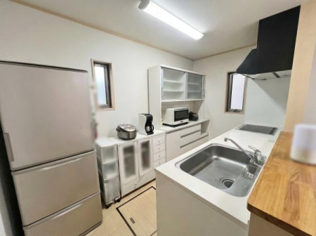 �L�b�`�� �L�X�Ƃ�����Ԃ̒��Ŋy�����H���₨�َq��肪�o���܂��ˁ�
���t���Ŋ��C����������ł��܂��I