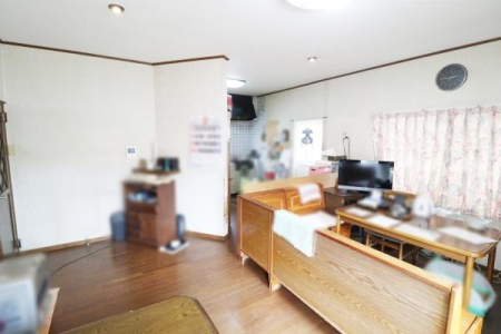 ���r���O �L�X�Ƃ����J�������ӂ�郊�r���O�ł��B������芰����[���ȍL��������܂��̂ŁA���Ƒ��ŃC���e���A�̃��C�A�E�g���l����̂��y���݂ɂȂ肻���ł��B
