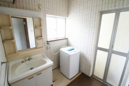 ���ʑ�E���ʏ� ���ʐ^�͉Ƌ�⏬�����������C���[�W�ł��B
���v���C�o�V�[�ی�̂��߁A�f�荞�񂾏��������H�Ŏ�菜���Ă��܂���