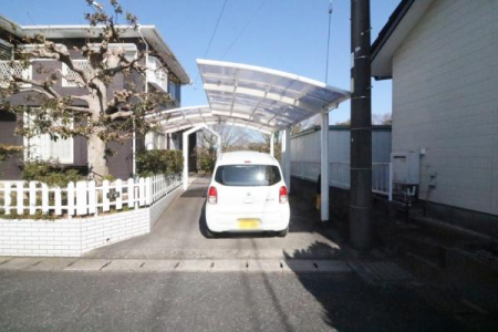 ���ԏ� �J�[�|�[�g�t���̒��ԏ�̗l�q