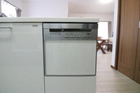 �L�b�`�� �H���t���̃V�X�e���L�b�`���̗l�q��
���q�l��������Ζʎ��L�b�`���I