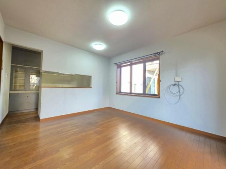 ���r���O �L�X�Ƃ����J�������ӂ�郊�r���O�ł��B������芰����[���ȍL��������܂��̂ŁA
���Ƒ��ŃC���e���A�̃��C�A�E�g���l����̂��y���݂ɂȂ肻���ł��B
