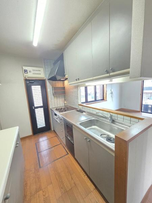 �L�b�`�� �L�X�Ƃ����V�X�e���L�b�`���ŁA���������͂��ǂ���K�ȋ�Ԃł��B
���r���O�����n����Ԏ�Ȃ̂ŁA���q�l�������Ȃ���Ǝ���i�߂邱�Ƃ��o���܂��ˁ�
