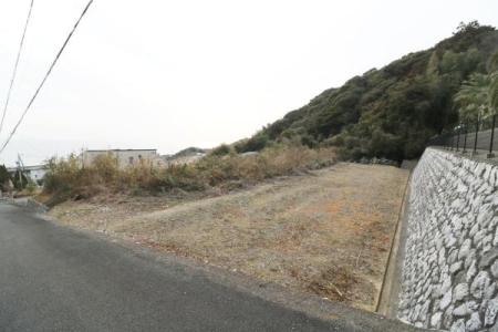 ���n�y�n�ʐ^ �O�ʓ��H�͌�ʗʂ����Ȃ��A���ނ̔����E�ۊǂ����������čs���闧�n�ł��I
