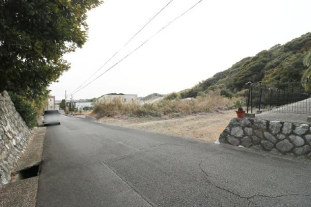 �O�ʓ��H�܂ތ��n�ʐ^ �O�ʓ��H�͕�����6.2�����m�ۂ��Ă���A��^�ԗ��̐i�����Z