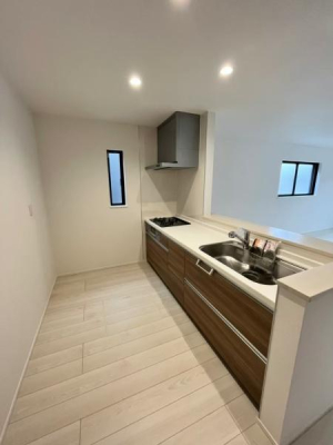 �L�b�`�� ���݋��Z���̂��߁A�����ʐ^�͐V�z���̂��̂��f�ڂ��Ă���܂��B�i������n���E����D��ƂȂ�܂��j