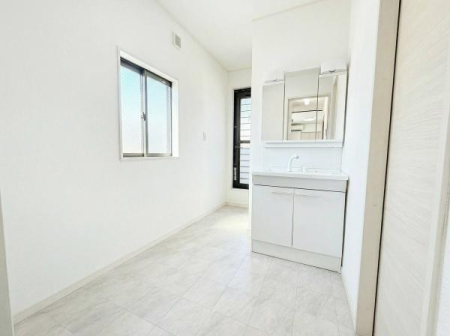 ���ʑ�E���ʏ� ���ʏ��̗l�q�A�O�ʋ��Ŏ��[���ł�����ʑ�ł��I
�����̏�ԗǍD��
���f�ڎʐ^��AI���H�ɂ��Ƌ�E�����p�i�����������Ă��܂��B