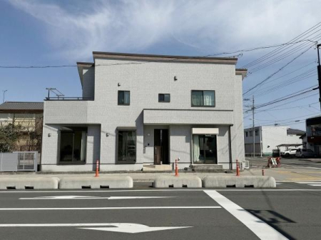 �O�ʓ��H�܂ތ��n�ʐ^ ���ӂ̓��H�͂��ꂢ�ɕܑ�����A�ߗׂ̂��X���[����