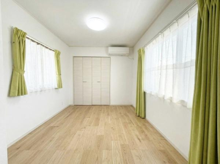 ���r���O �Q�ʍ̌��Ŗ��邢���r���O�ł��I
�t���[�����O�ƃN���X�̓i�`�������ȐF���ŁA�ǂ�ȉƋ�Ƃ��������ǂ��ł��B
���f�ڎʐ^��AI���H�ɂ��Ƌ�E�����p�i�����������Ă��܂��B