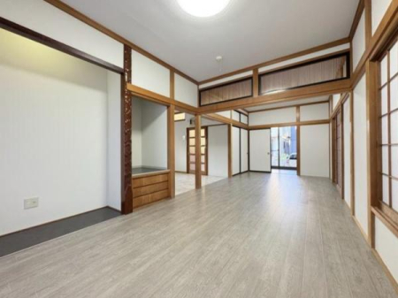 ���r���O �L�X�Ƃ����J�������ӂ�郊�r���O�ł��B������芰����[���ȍL��������܂��̂ŁA���Ƒ��ŃC���e���A�̃��C�A�E�g���l����̂��y���݂ɂȂ肻���ł��B
