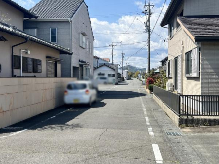 �O�ʓ��H�܂ތ��n�ʐ^ �p�n�Ȃ̂Œ��ԏ�J�������Q��������v�悷�邱�Ƃ��o���܂��ˁB