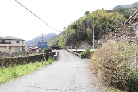 �O�ʓ��H�܂ތ��n�ʐ^ -