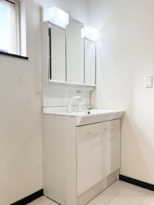 ���ʑ�E���ʏ� �y���ʎ��z�O�ʋ��̗��ɁA���ϕi��q���p�i�Ȃǂ����[�\�B���ʑ����������ƕۂ��܂���