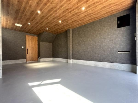 ���ԏ� �d���V���b�^�[�t���K���[�W�̗l�q
�K���[�W�O�ɂ�2�䒓�ԉ�