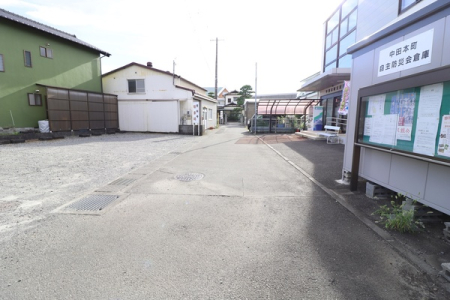 前面道路含む現地写真 道路を挟み民家２軒と中田本町公民館の３軒が建っています。