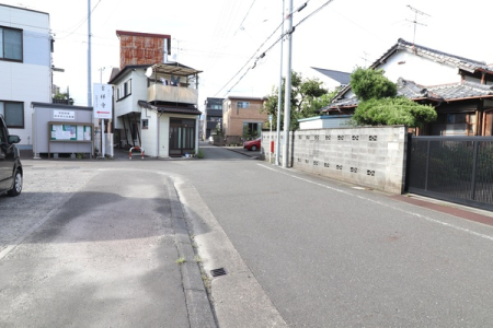 その他現地　道路を挟み民家２軒と中田本町公民館の３軒が建っています。