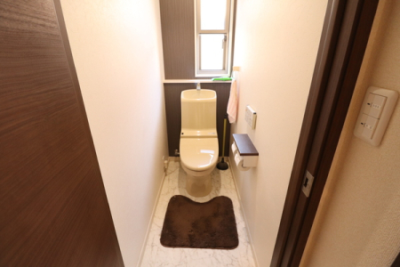 トイレ 広々としたトイレ空間。
1.2階共に温水洗浄便座付きです。