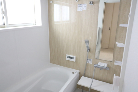 浴室 1坪タイプのバスルーム。自動お湯張り機能・追い炊き機能・浴室換気乾燥機つきのシステムバス。