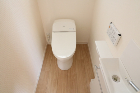 トイレ 1.2階ともにウォシュレット機能付き。トイレ内には便利な手洗い場もあります。