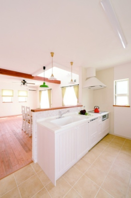 キッチン 白色系で統一された清潔感のあるオール電化のキッチンです。