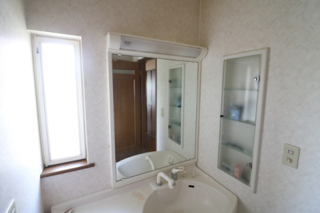 洗面台・洗面所 大きな鏡が便利。
