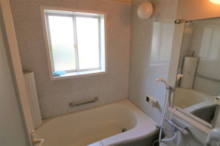 浴室 窓がついた清潔感のあるバスルーム。