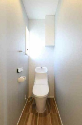 トイレ 毎日の生活をより快適に！
ウォッシュレット付きトイレです。
小窓が付いているので換気もできます♪