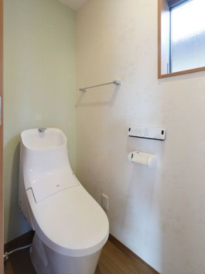 トイレ 1、2階ともにウォシュレット機能付き！　こちらは１階のトイレです。
