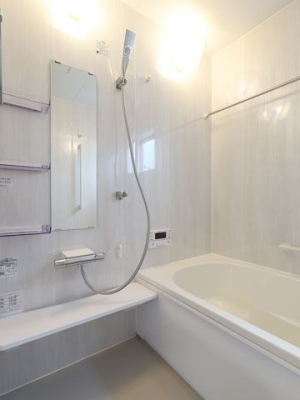 浴室 窓が付いていて明るいバスルームです。
足を伸ばすことができ、ゆったりとお風呂につかることができます♪