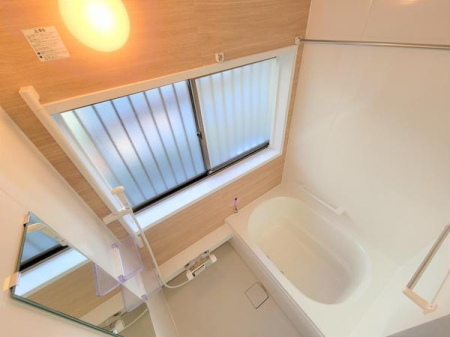 浴室 浴室は、ハウステック製の新品のユニットバスに交換致しました。