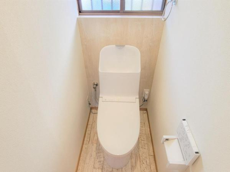 トイレ トイレは、TOTO製の温水洗浄機能付きに新品交換致しました。