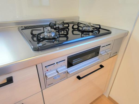 キッチン 新品交換したキッチンは、３口コンロで同時調理が可能。