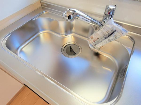 キッチン 新品交換したキッチンの水栓金具は、ノズルが伸びてシンクのお手入れもラクラクです。