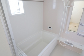 浴室　自動お湯張り機能・追い炊き機能・浴室換気乾燥機つきのシステムバス。
梅雨の時期の部屋干しにも大活躍ですね。