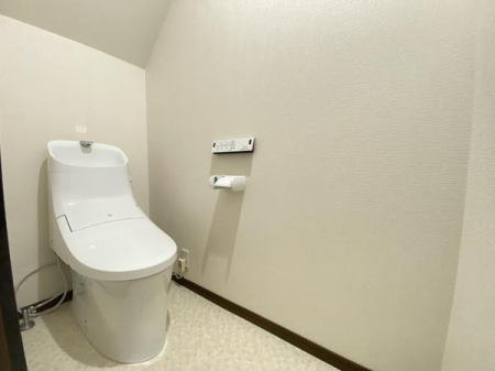 トイレ 【トイレ】トイレはLIXIL製の温水洗浄機能付きに新品交換しました。