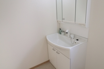 洗面台・洗面所　三面鏡の扉をひらけば収納スペースもございます！
コンセント付で便利。