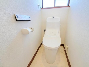 トイレ　トイレはLIXIL製の温水洗浄機能付きのものに新品交換しました！