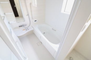 浴室　自動お湯張り機能・追い炊き機能・浴室換気乾燥機つきのシステムバス。
梅雨の時期の部屋干しにも大活躍ですね。