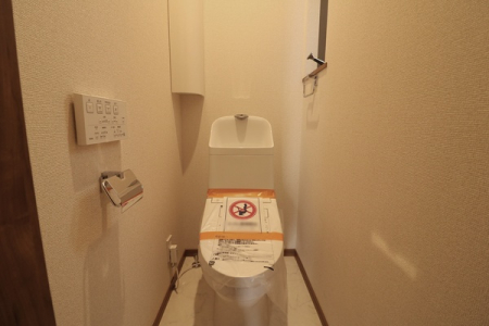 トイレ 1階トイレ。
にウォシュレット機能付き。