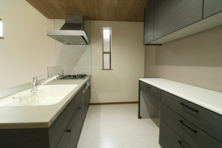 キッチン 備え付けの収納としてキッチンと同じ扉カバーのカップボード付き。
作業台とたっぷりの収納スペースでキッチンがより快適に。