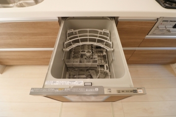 キッチン　食器洗い乾燥機付き。
家事の時間を短縮できますね♪
