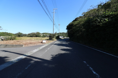 前面道路含む現地写真 南西から南東側道路を撮影。物件は左側。