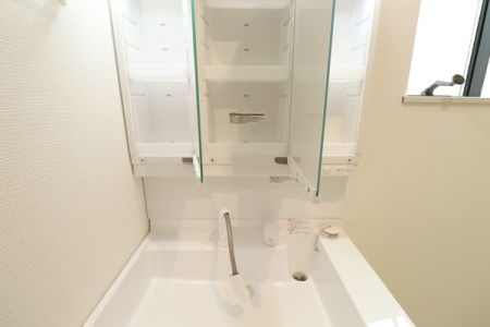 洗面台・洗面所 三面鏡を開くと大容量の収納スペーに。
毎日使う歯ブラシもきっちり収納できます。
