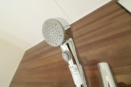浴室 シャワーは、ワンプッシュでお湯の止水が可能です。
水の出しっぱなしを防ぐ、節水効果があります。